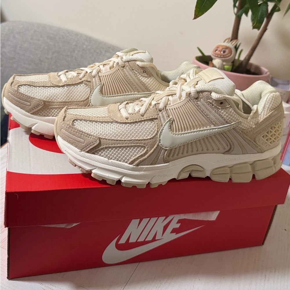 Nike Zoom Vomero 5 Beach/Light Khaki/Pale Ivory/Sail women’s 9 NWT in box